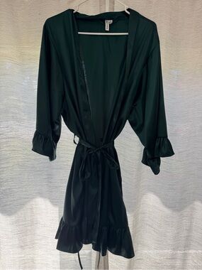 NWOT DB Studio Emerald Green Satin Robe